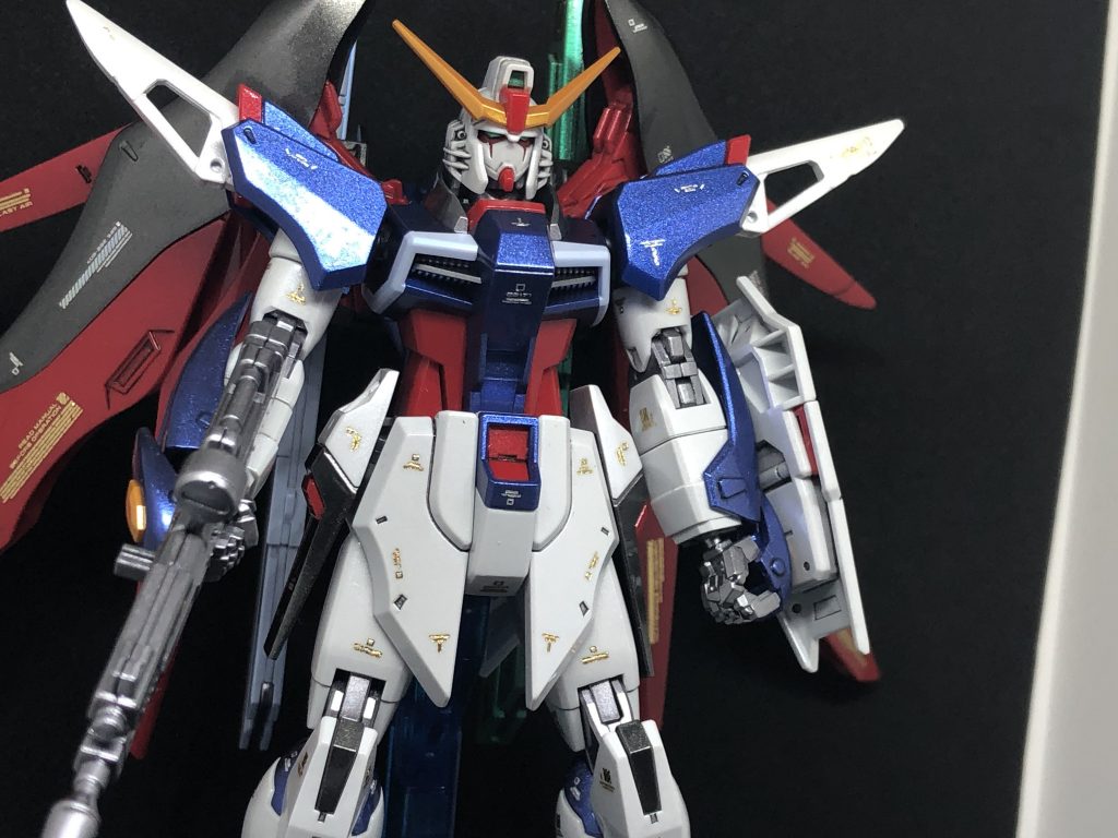 デカールはゴールドとホログラムシルバーの2色を使用。
初めて使ったので向きなどが不適当な部分もあります。
デカール貼り付け後、クリアーでトップコート。