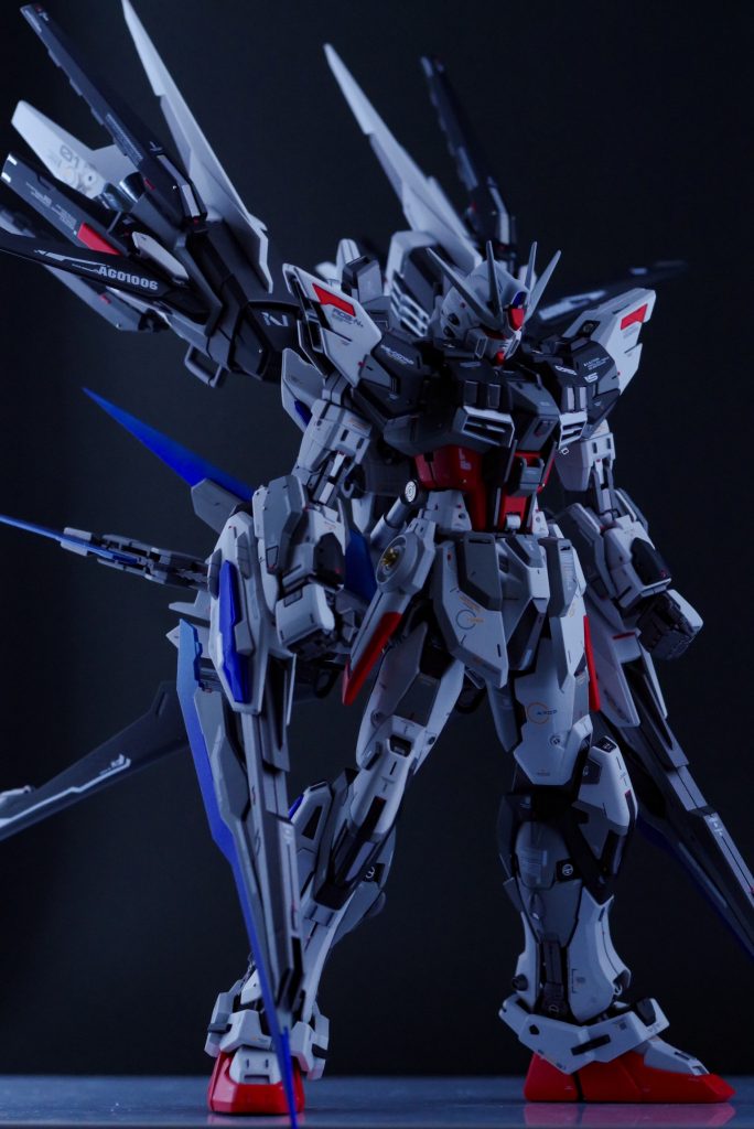 本体はビルドストライクをベースに、ストライクやフリーダムのパーツを使用しボリュームアップしています。
メイン武器のビームライフルはクアンタのソードビットと組合せ、ひじに接続することが出来ます。