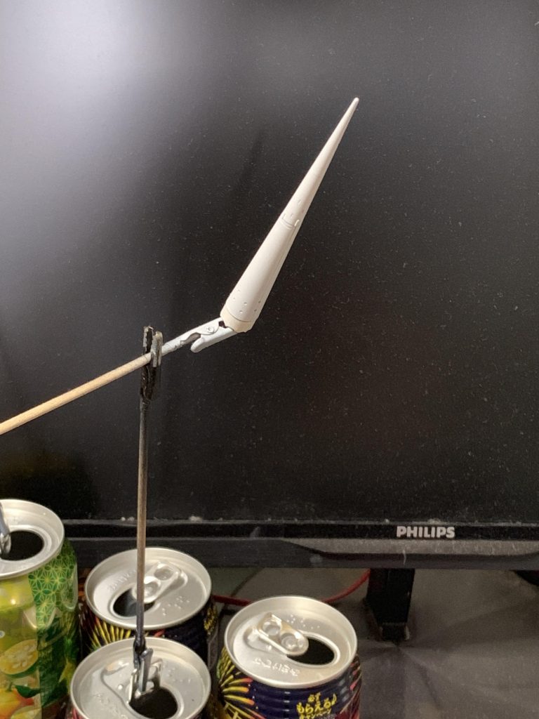 #槍の塗装#
TAMIYACOLORマットホワイトを使用しました。根元には、TAMIYACOLORディープメタリックブルーを使用してます。マスキング剥がすときのドキドキ感がとても楽しかった!!