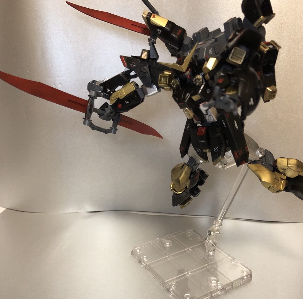 ## ツインヒートソード
カスタマイズパーツのものそのまま。
普段はフライトユニットのウィングとして使用されるが外して使用することができる。
ただし、両手でツインヒートソードを持つと翼がなくなるという欠陥がある。
もっとも両手でツインヒートソードは取り回しが悪いことこの上ない状態なのだが……
翼が武器というのはレッドドラゴンに酷似している。