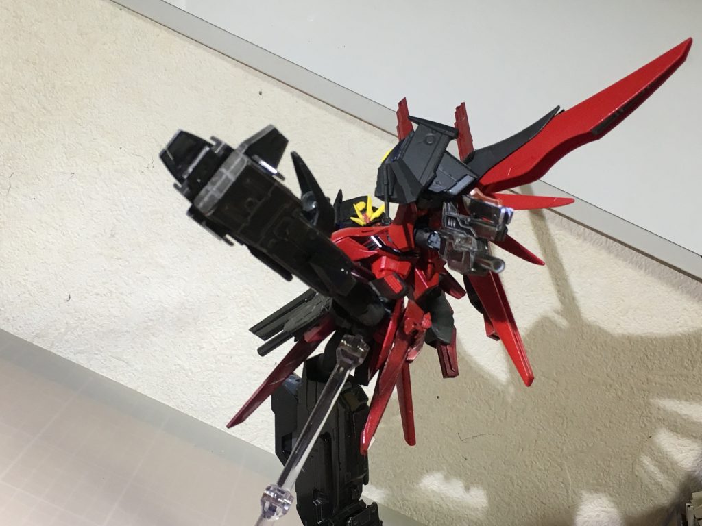 脚部大型ブースターの裏側にはミサイルポッドを搭載しています
撃ち切ったらパージ可能です
もともとのキットの可動域のおかげでここまで盛っていても蹴りのポージングをさせることもできます