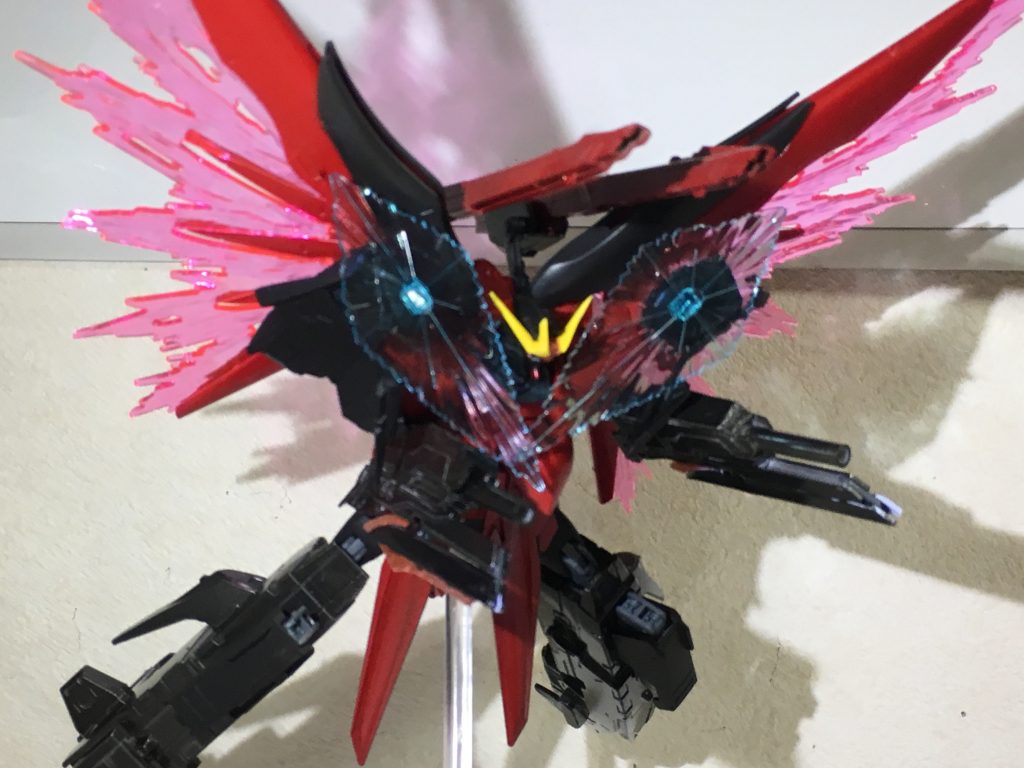 銃撃戦の場合アロンダイトを収納しウェポンラックの長射程ビームキャノンと武器腕から射撃を行います
肩のブースター部分にはもともとデスティニーに搭載されているビームシールドを移植して正面防御力を向上させ、被弾に備えています