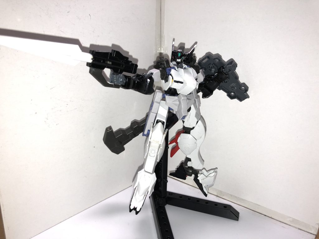 専用ライフル｢ブレードライフル｣
銃身自体がブレードとして機能するビームライフル  ブレードの切れ味はかなりのもので装甲を両断することすら容易く行う
また銃身を90°回転させることでビームサーベルを発生させることができる

シールド｢アイギス｣
神話上に登場した盾の名を冠した武装
その名にふさわしい性能を持っており、禁忌の力(わかりますよね？)や要塞級兵器以外はかすり傷にもならない  シールド表面にヤタノカガミとVPS装甲(余剰エネルギーの効果でほぼ常時展開可能)を使用している