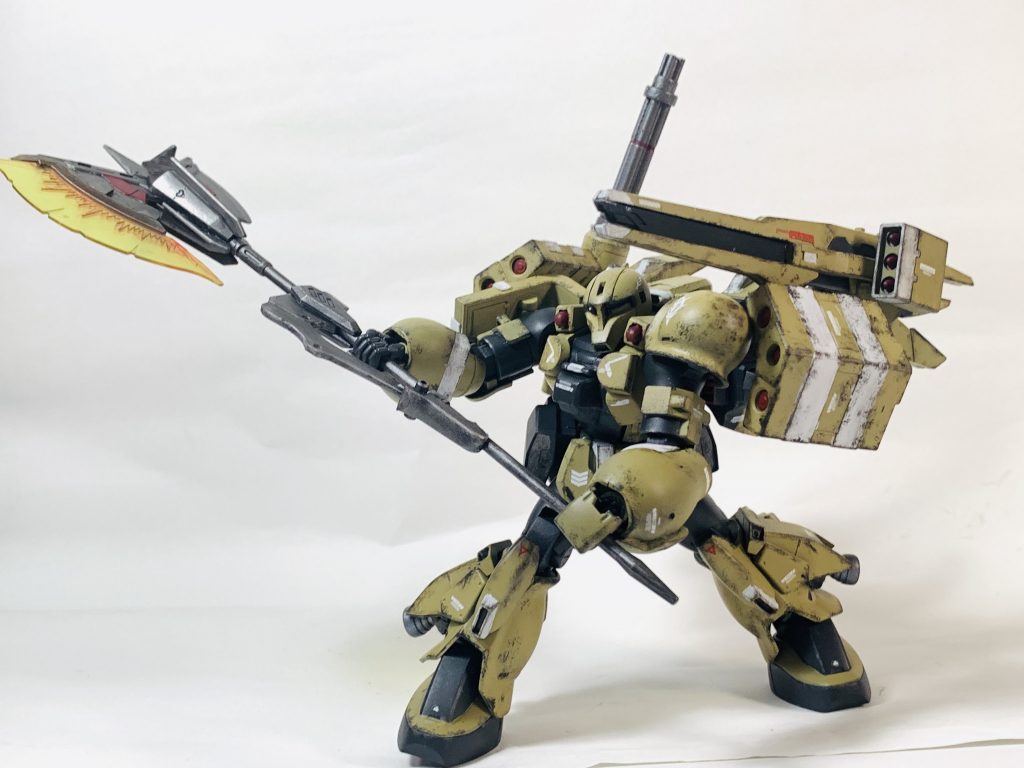 GBNの有名プレイヤーにあやかったどっかで見たような武装をしているが、でっかいミサイルポッドがどうしても装備したかったんじゃよ……あと長いミサイルは廃して高出力ビームキャノンに改造されているぞ。滅茶苦茶ヒップヘビーなのでバランスに気をつけないと後ろにコケてしまうのだ!(弱点)
さっさと撃ち尽くしてパージしてしまおう。