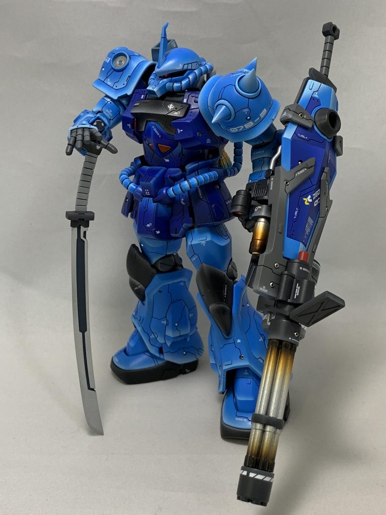 コールドブレードはコトブキヤのサムライソードの柄頭と鍔の形状はそのままだと少し派手だったのでやや地味目に変更(-᷅_-᷄๑)戦いに使うとなるとシンプルな形がしっくりくるかなぁ•••と( ^ω^ )
暗い写真の方がモジュレーション塗装が映えますね(=´∀｀)