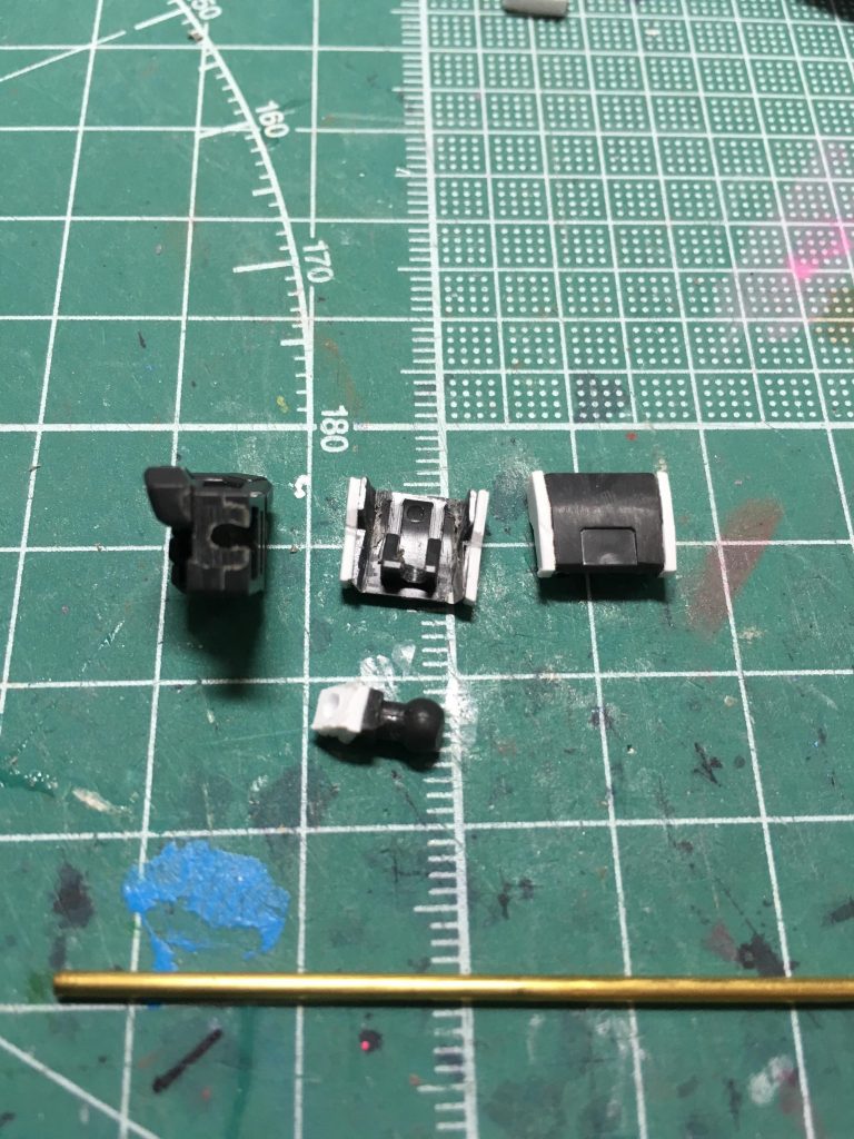 　前述のロング・ブレード・ライフル持ち手。軸を丁寧に切り離してプラ板でかさ上げ。角度をきつめにしてから1.5mm真鍮線を通して接着。ハンドパーツ内部に真鍮線が貫通するので、手甲パーツを組んだまま1.5mm径の穴を開け、着脱可能なように調整。
　手甲はHG-MP1E(ジムカスタムやジェスタなどに付属のハンドパーツ)のジャンクから。システムウェポン付属の手首とは規格がやや違うので、左右に0.75mmプラ板を貼ってから内側を削ってクリアランスを確保。以上の工作のおかげで、ライフルを脇に抱えて構えられます。