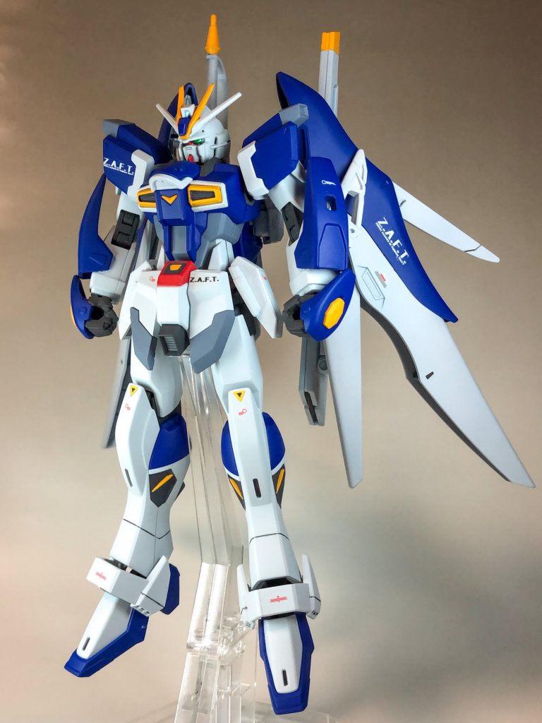 ブルーはクレオスのガンダムカラーMSブルーZ系にガイアノーツの蛍光ピンクを混ぜたものを塗装した後に、ガイアノーツのクリアーブルーに蛍光ピンクを混ぜたものを上から塗装しました。