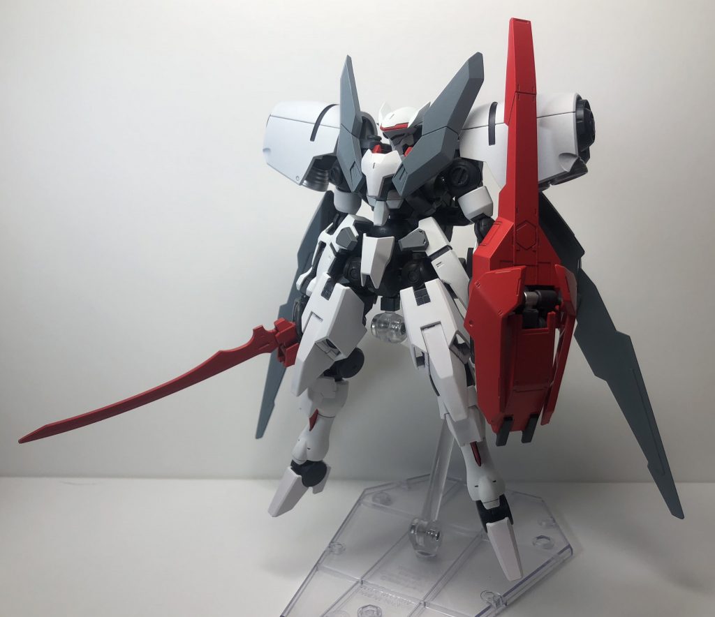 ーーーーーーーーーーーーーーーーーーーーーーーーーーーーー
ガデッサ・ノア-TYPE.FA
近距離戦闘用ユニット、遠距離戦闘用ユニットに加え、胸部に大型スタビライザー、腰部にウイングを装備したFA(フルアーマー)形態。

各種形態の装備を使用することができ、近〜遠距離までをカバーできる万能形態。
ただし、エネルギー消費量が多く、２基の粒子貯蔵タンクをもってしても長く稼働し続けることはできない。そのため戦況に応じて不要ユニット・武装をパージするなど運用には工夫が必要となる。
ーーーーーーーーーーーーーーーーーーーーーーーーーーーーー

TYPE.1とTYPE.2の装備に新規パーツを加えた全部のせフルアーマー形態です。
今までのシンプル路線とは真逆で、ロマン溢れるズッシリゴテゴテな見た目になりました。
追加した腰部のウイングがマントのように見え、騎士っぽさも感じられます。