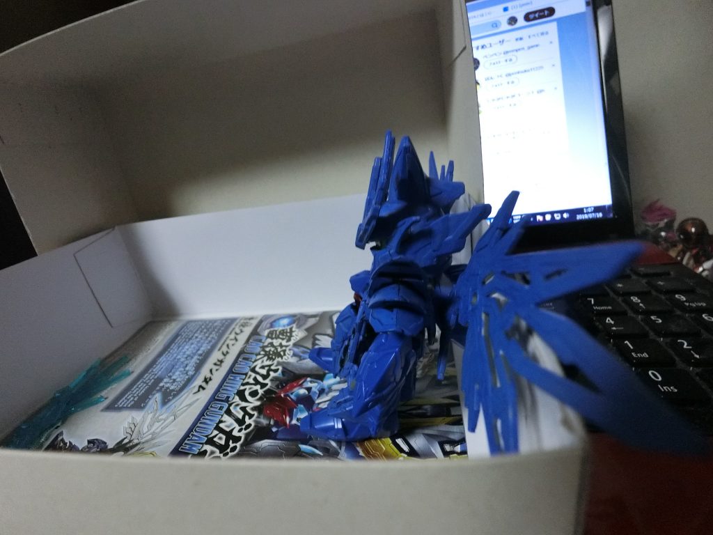 横から。箱にもたれさせるようにしたため、クリアパーツが見えにくいのが難点に(汗)