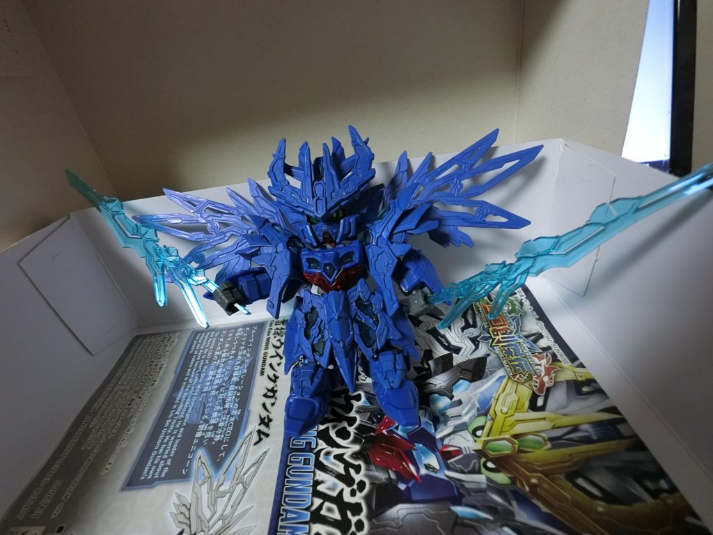 双羽剣装備。うまくポーズ決めてれないが、両脇の敵をぶった切るイメージで