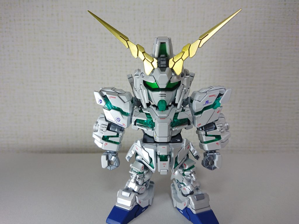 本体。ホワイト部と一部グレー部はパールコートを施しました。
アンテナはシャープ化してあります。アンテナの塗り分けが地味に大変でした(;^_^A
合わせ目は消してあります。