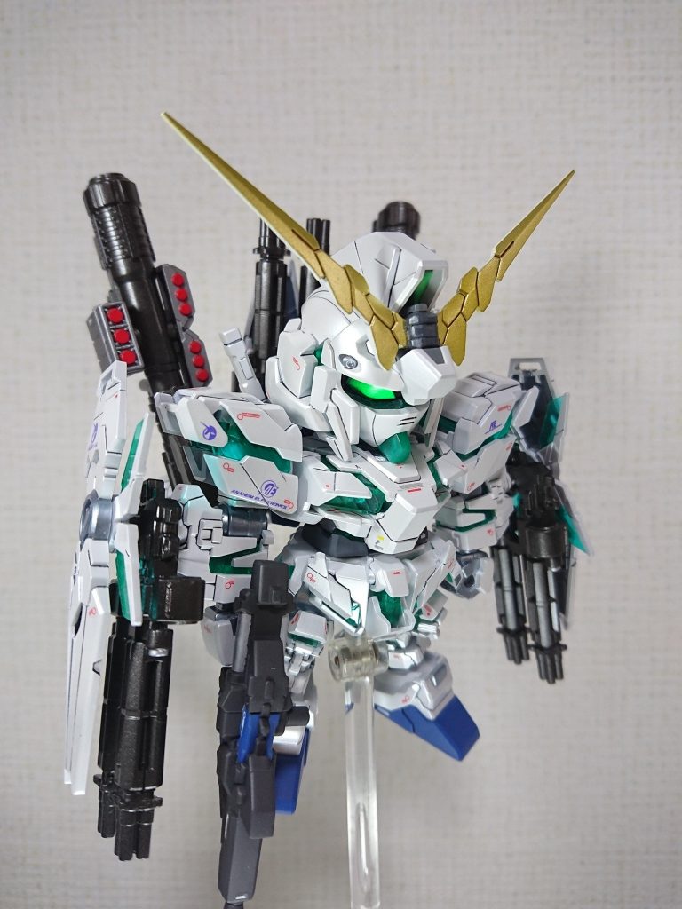 フルアーマーユニコーンガンダム。
武器類も全て合わせ目消しをし、肉抜き穴も埋めてあります。
分かりづらいですが武器によって色や艶を変えてあります。
シールドの裏はグレーで塗装しました。