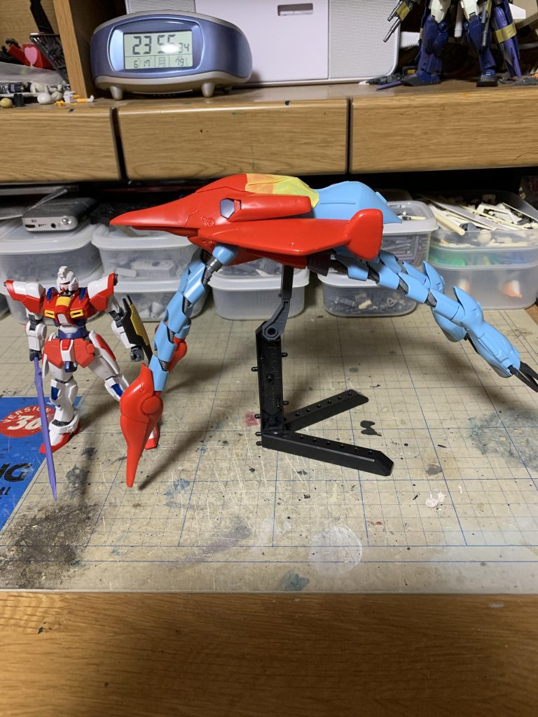 初期の案。なんかモグラに見えてしまい、これは別に使うことに。隣のビルドバーニングはサイズ比較の為。