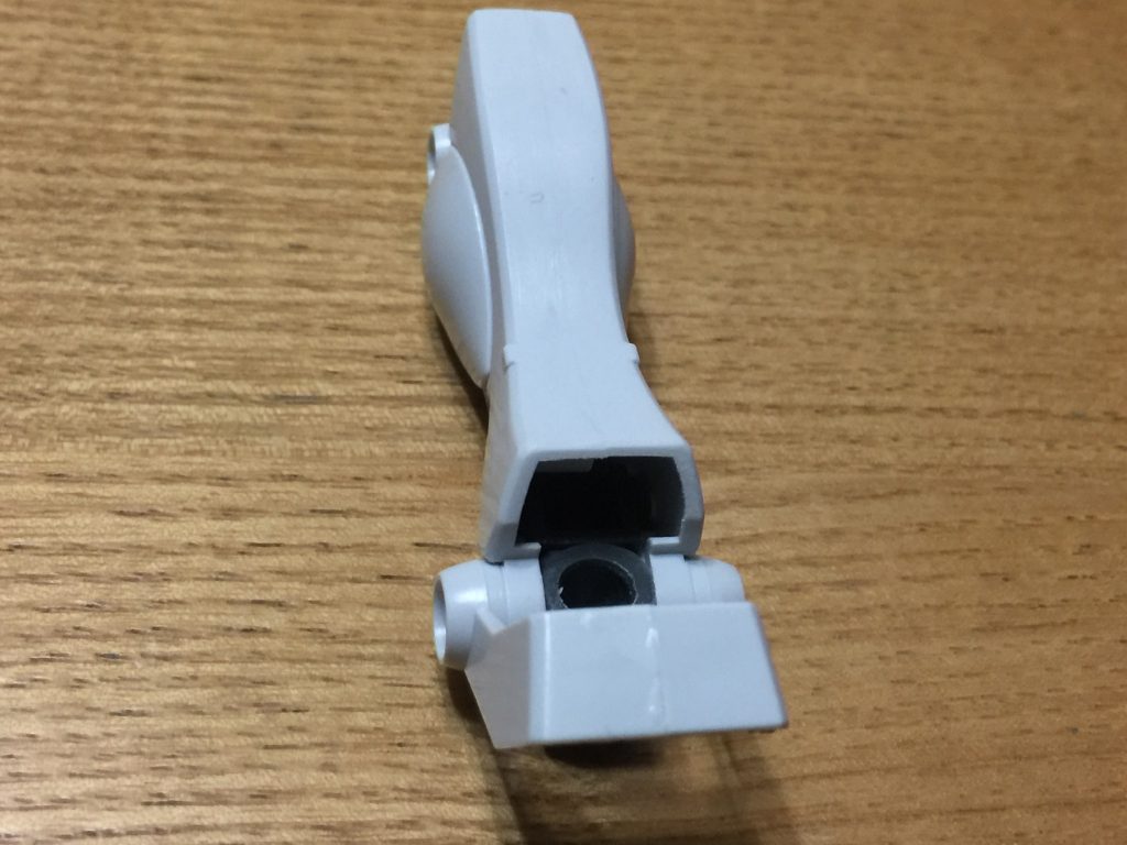 古いキットなので、殆どのパーツがモナカ割でしたので、合わせ目消しが面倒でした〜