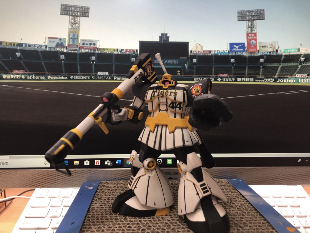 フル装備状態です。
梅野捕手と言ったら梅ちゃんバズーカなので、バズーカ装備が印象的なドムを選びました。

また膝下の四角いデカールはレガースのイメージ、頭部はキャッチャーマスクをイメージして格子状にしました。