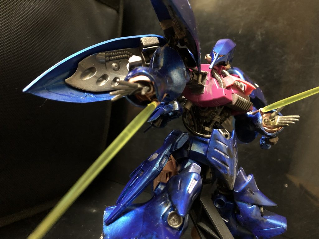 武装
ファンネル
リアスカート裏に複数格納された、ビーム砲台端末。出力1.3MW。キュベレイ本体から射出され、遠隔操作によるオールレンジ攻撃が可能。エルメスのビットに搭載されていた核融合炉を省略したことで大幅な小型軽量化に成功しているが、代わりにエネルギーCAP方式となったため、定期的に収容してエネルギーの再充填を行う必要がある。それでも、サイコミュ自体の改良と相まって、端末の動作精度は大きく向上している。
搭載数はリアスカートのファンネル射出口の数と同じく10基。
一年戦争時代のオールレンジ攻撃兵器である「ビット」を前身とし、その漏斗のような形状からファンネルの名がついた。以後の多くの同型兵器でも用いられる呼称である。
ビーム・ガン / ビーム・サーベル
左右の手首の袖口付近に内蔵された、ジェネレーター直結のビーム砲。砲身を取り外してマニピュレーターで保持することで、接近戦用のビーム・サーベルとなる。
oyz「それでは、パイロットとなるエルピープルを呼んでみましょう。プルちゃん、入っといで〜っ!」
プル「プルプルプルプルーーーーっ!」
oyz「やあ、よく来たね。」
プル「ねー、仮面のおじさん!私のキュベレイってどーれ?」
oyz「お、おじさん!?Σ(´Д` ) 」
プル「おじさんじゃないの?」
oyz「え、えーと、プルちゃんからしたら、そうかもだけど...、えーっとコレだよ。目の前にある、この機体だよ。」