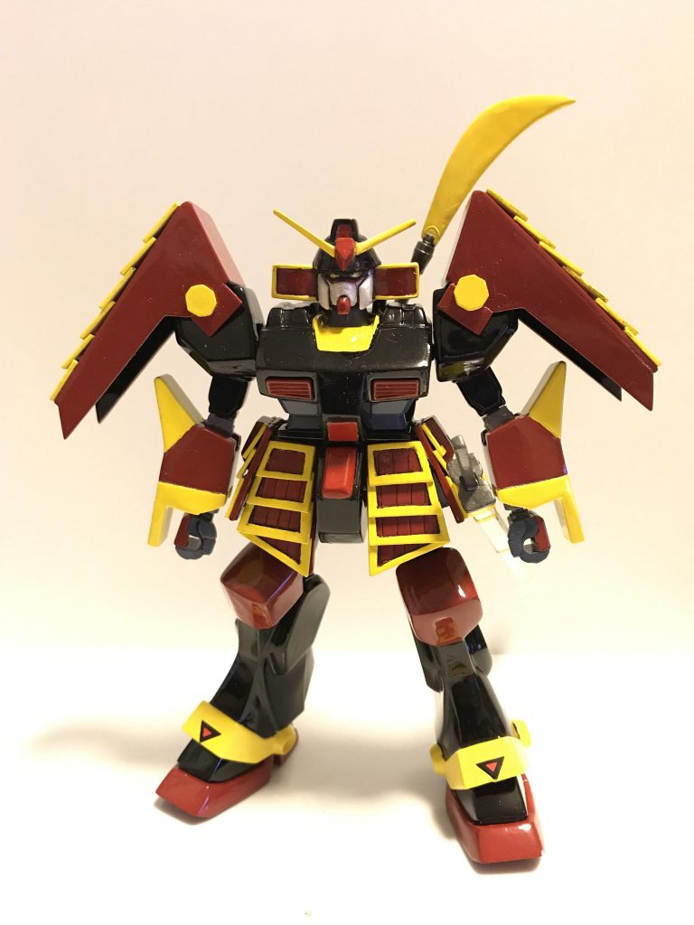 肩の鎧は鋲で止めてあるので可動します。
ちなみに兜は飛びません。