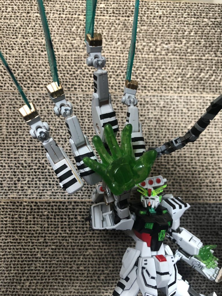 シャイニングフィンガー[タイガーネイル］
スーパーモード時のみ使用可能な必殺技。ビャッコの一部パーツを腕に装着し、手指のような形に。エネルギーで生成した虎の爪を展開してシャイニングフィンガーを放つ。

組み替えていた時に偶然思いついて出来上がった超必殺技的な形態です。
ただ、金部分の塗装が剥げるのが怖い…。




そしてさらに変形！！！