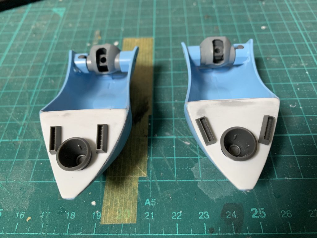 肩裏はプラ板で塞ぎバーニアなど追加❗️
コレは配置に悩んでる時の写真です💦