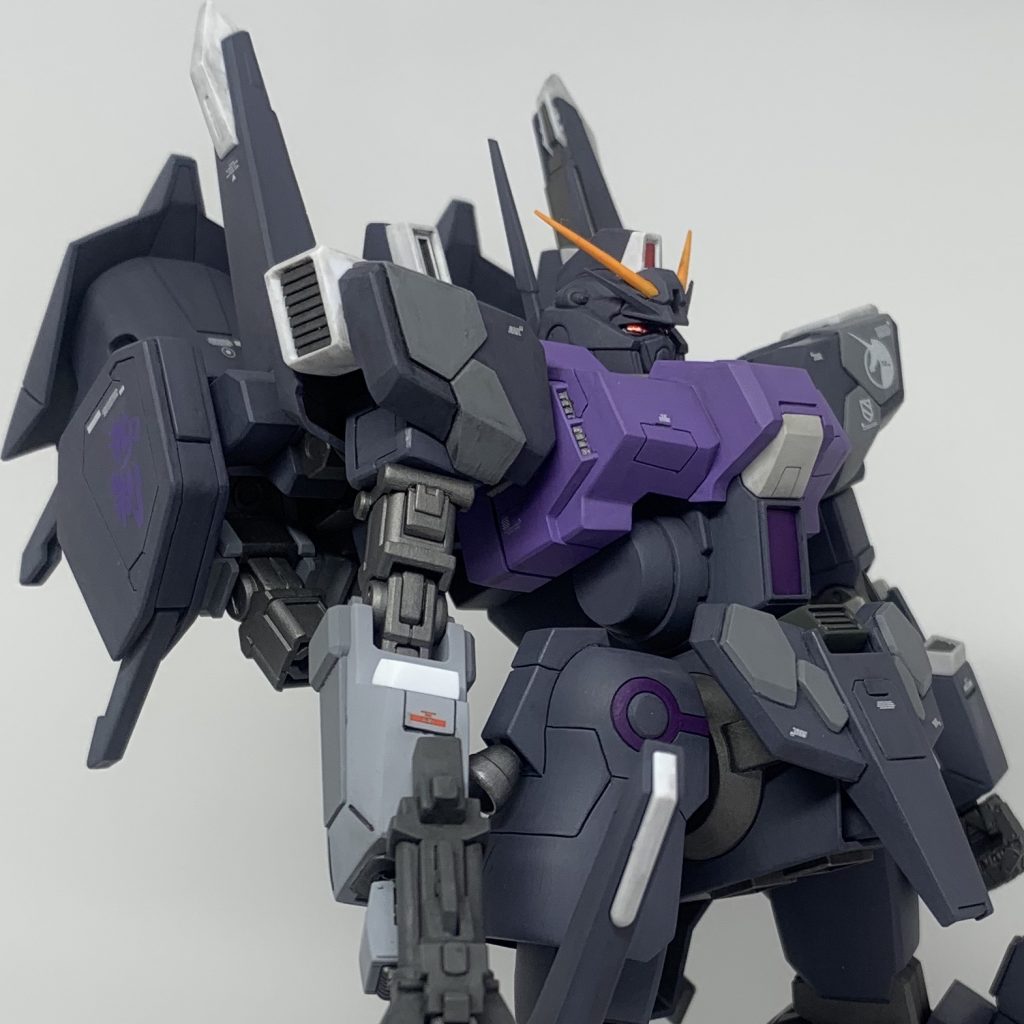 右腕は使い捨てに塗装もしないかと想像して改修元のノーマルバレトの配色です。