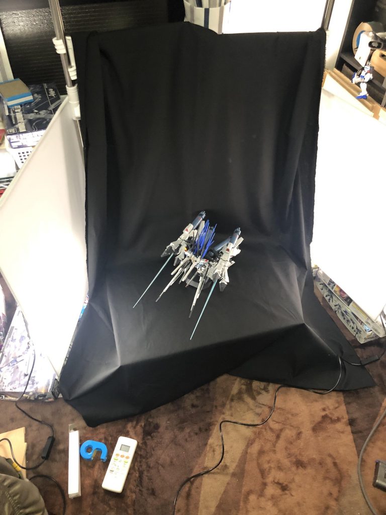 普段の撮影ブースが使えなかったため設置したブース。
Twitterで背景をPPシートにしている例を教えてもらったのですが、サイズ的に丁度いいのが売って無くて黒い布にしました。
ここに誤算があり畳んで置いといたら折り目が付いてました。

以上です。
前回投稿の続きのようなものですが、ご覧頂きありがとうございございましたm(_ _)m