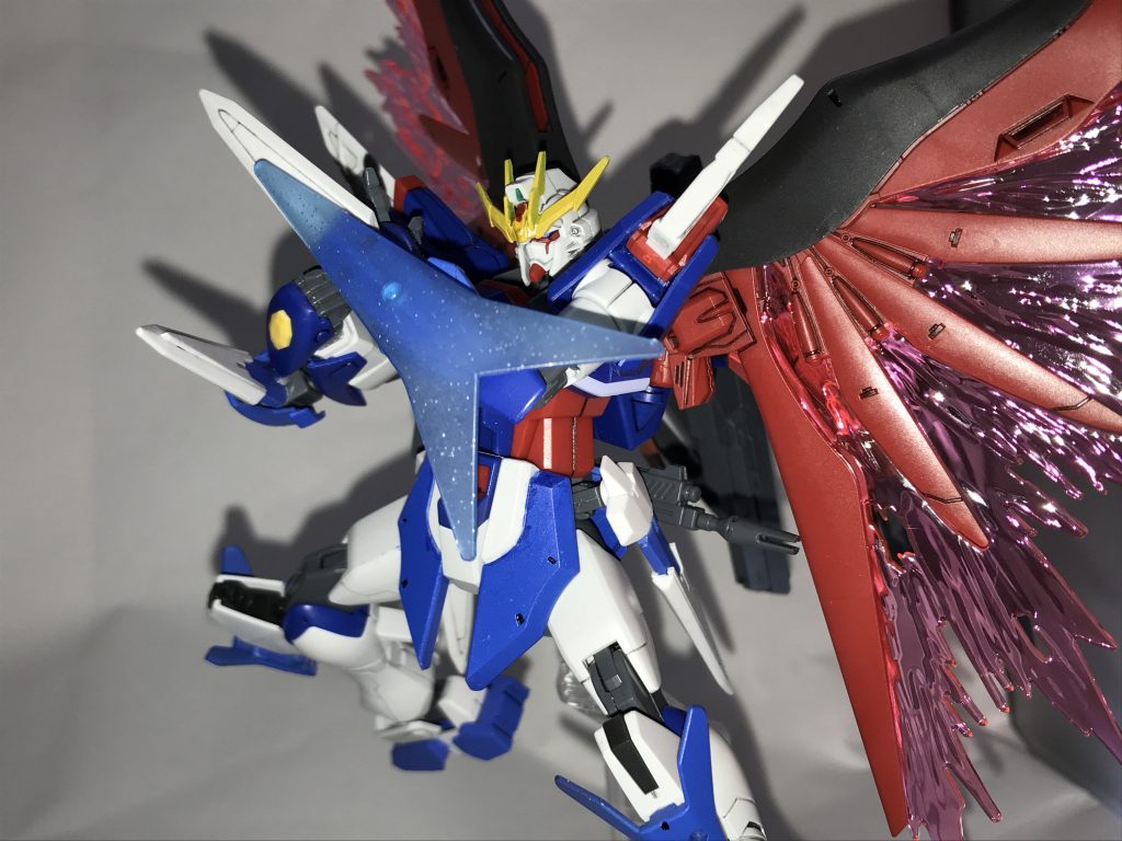 両腕のブレードはダブルオースカイの腕パーツとダイバーエースユニットに入っているパーツで構成されているのでビームシールドの展開及びビルドダイバーズの描写を見る限りロケットアンカーとしても利用可能である。また、腰のブレードも同じくアンカーとして使用可能な設定です。