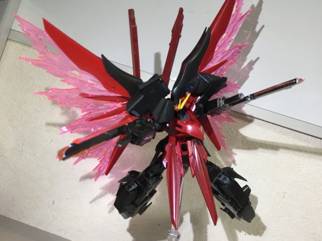 主な戦法は脚の大型ブースターと光の翼による高速移動の戦闘です
両腕の武器腕に増設したアロンダイトですれ違いざまに切り裂く戦法です