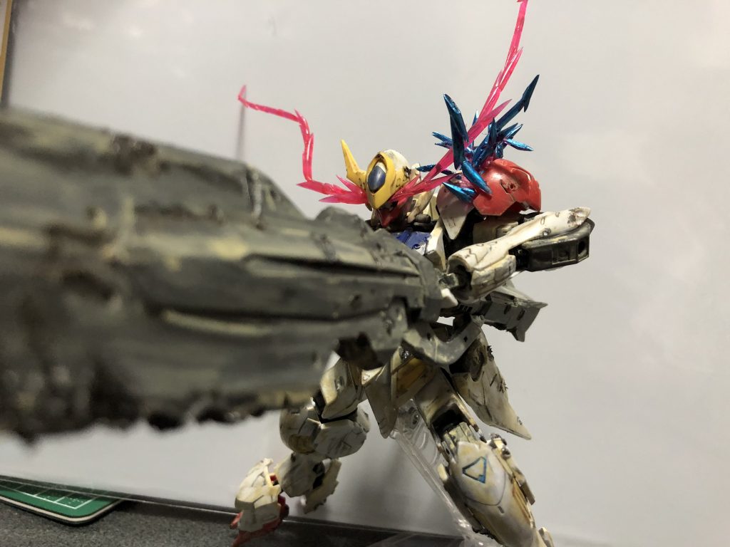 ウェザリングを施し、目のパーツ、肩の炎はビームサーベルを使用し表現。