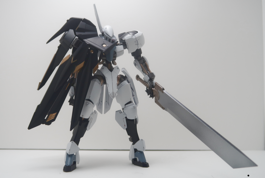 立ち姿です。ノーネームライフルを纏わせた右半身とバランスを取るために右手には大剣をもたせました。