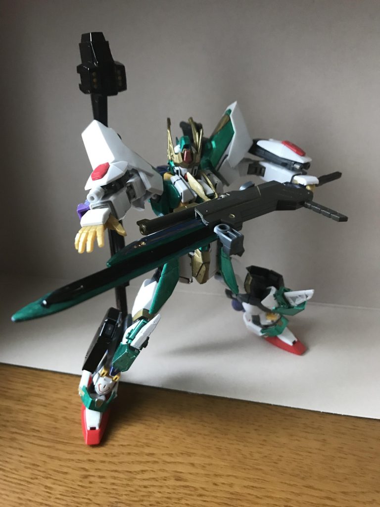 この機体は二種類モードがあるのですが、通常状態ではレッドウォーリアのようにシンプルな武装に見えてかなり詰め込まれている！そんなのを意識して作りました。