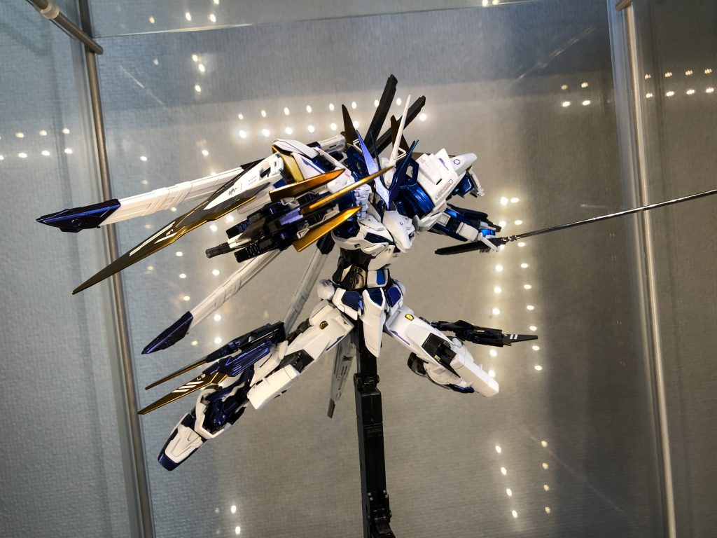 ビームキャノンドラグーンを腕部に装備し射撃武器およびクローとして使用