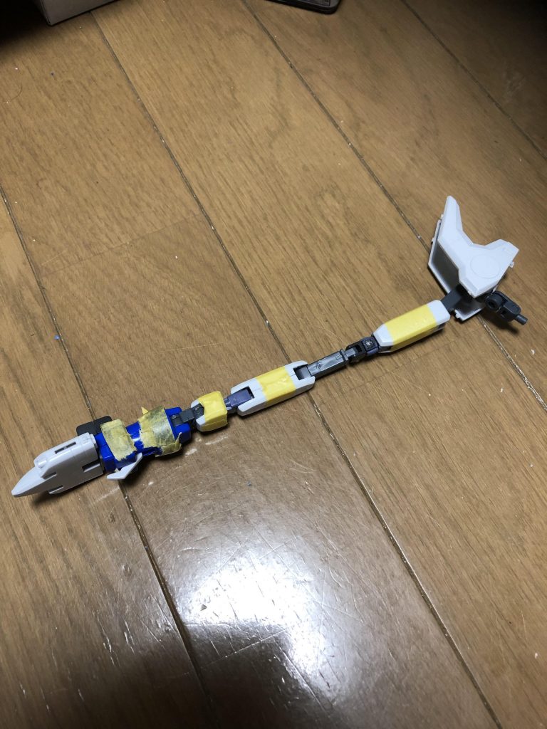 青の部分に二箇所、白の部分に一箇所ずつフレームが入っていて、伸びます