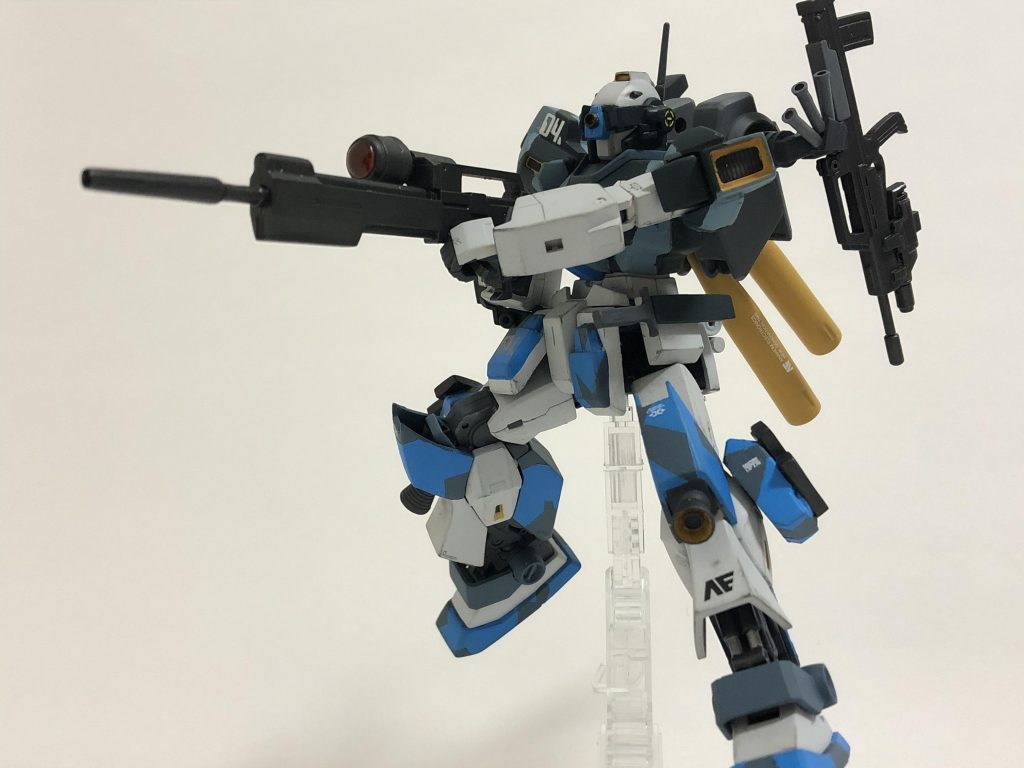 頭部のバイザーは固定にするつもりでしたが、可動式にしました。この方がスナイパー仕様に見えるかなー、と…