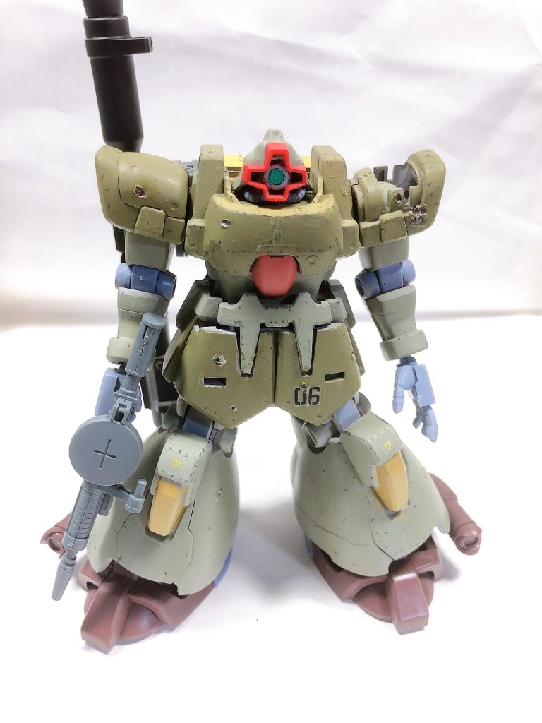 前 全体的にリアルタッチマーカーでチッピングと厚めの装甲などにビーム砲の弾痕つけてウェザリングしてます