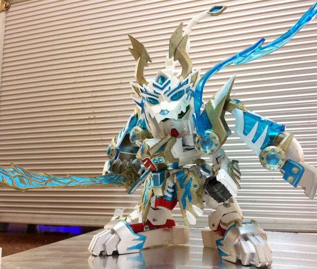 分かりにくいですが腰アーマーも切り離して可動します