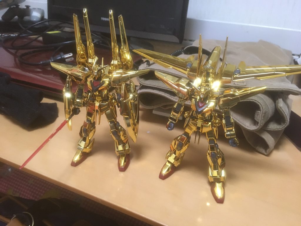 シラヌイとオオワシ装備のアカツキ。
旧キットですが、可動に問題はありません。