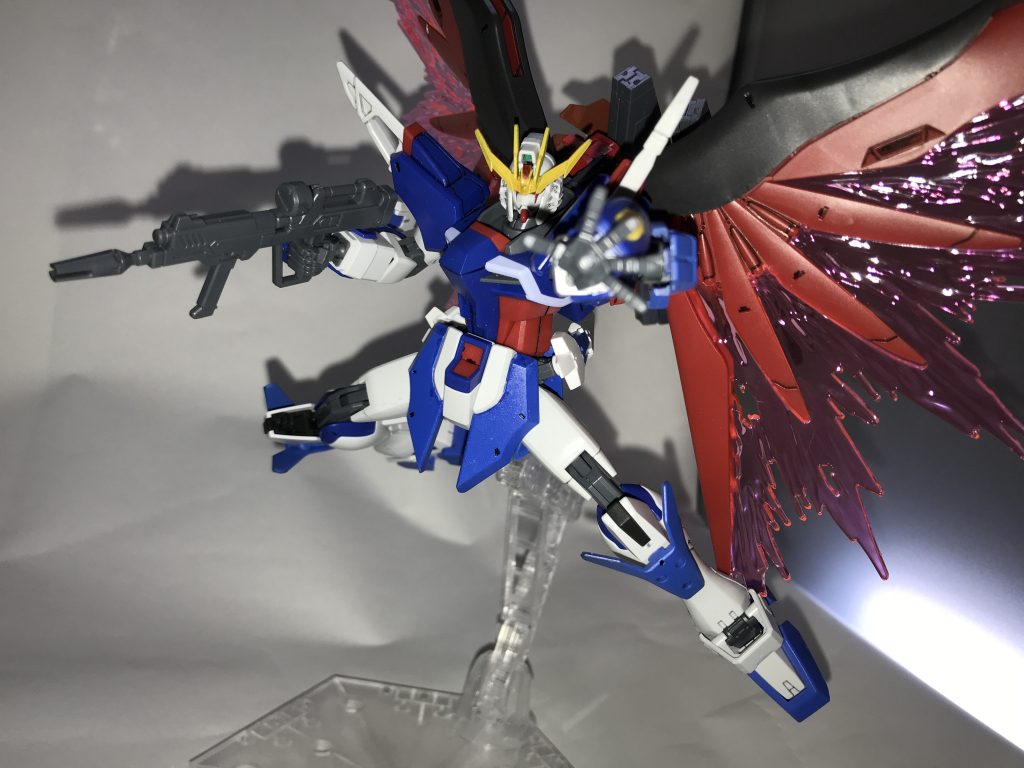 パルマフィオキーナ
腕のブレードがバックパックに干渉する為、ポージングが取りにくくなっています。
一応ブレードを前方に向ける事で干渉はしないものの、掌より前方に刃先があるためこのような感じに