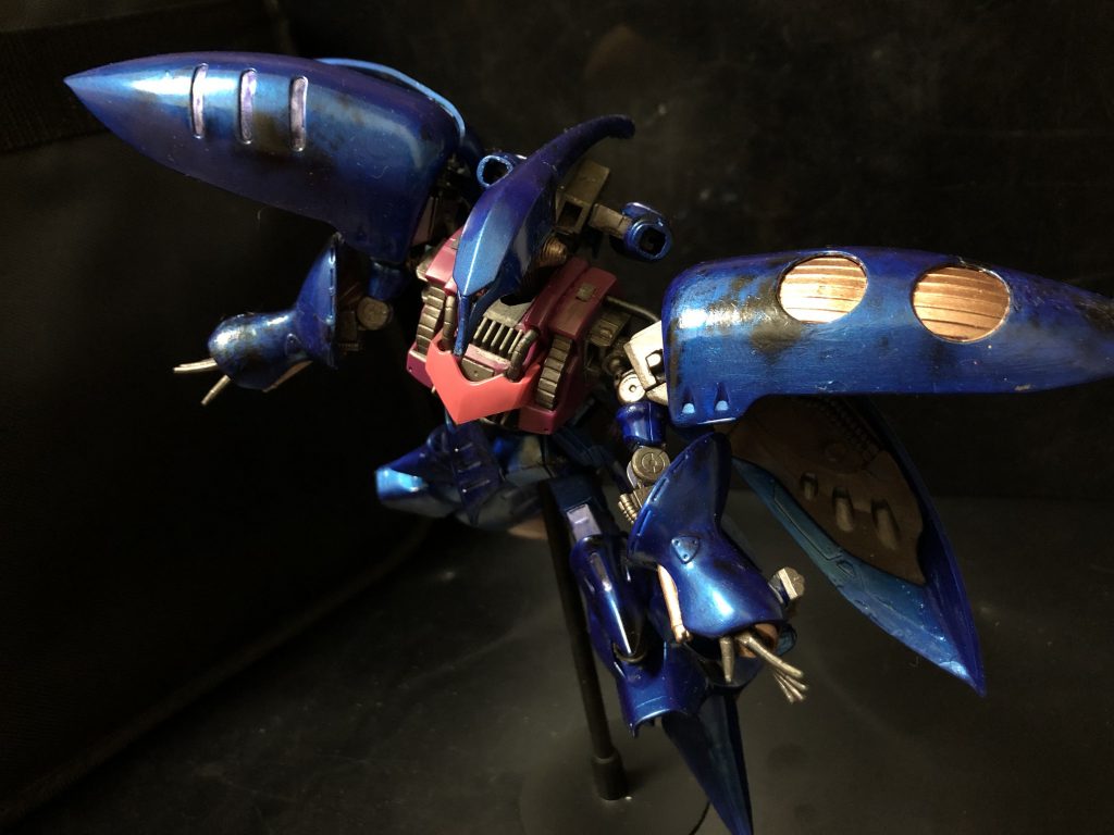 oyz「私は可変開発室長!ならば当然っ!このキュベレイは可変しますっ!」
ハマーン様「なんと!では見せて貰おう!そのキュベレイの可変とやらを!」
oyz「はっ!では前口上失礼します。」
ハマーン様「何っ?前口上..?」
oyz「.....おばあちゃんが言っていた....。お前の可変機構の進化は宇宙一。誰も進化に追いつけないと....。変形っ!!」
キュベレイ 「チェーンジビートル‼︎」