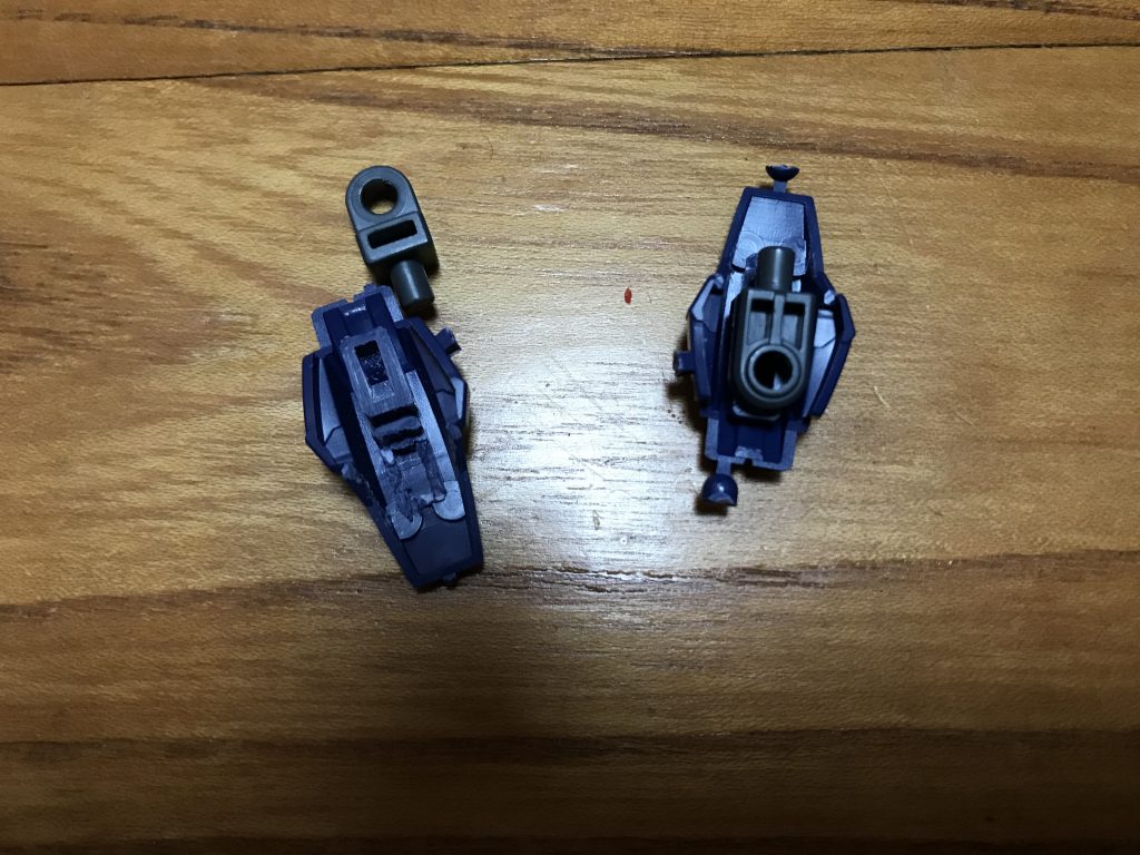 追記
腕のパーツの接続方法ですが、3ミリ軸を腕のシールド接続軸に接着
そして、ダブルオースカイのパーツを左図のように切り欠いたら板状の接続ピンが完成するので、そこにパーツを差し込み完成です。