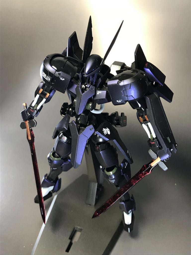 右手の剣がバエル、左の剣がグリムゲルデになります。
バエルの剣はグリムゲルデのものを打ち直したものだという初期設定を知り、じゃあキマリスに折られた1本は短くなる分、元の形に打ち直したってこともありえなくはないかなと考え、左の剣はグリムゲルデの剣にしてます。