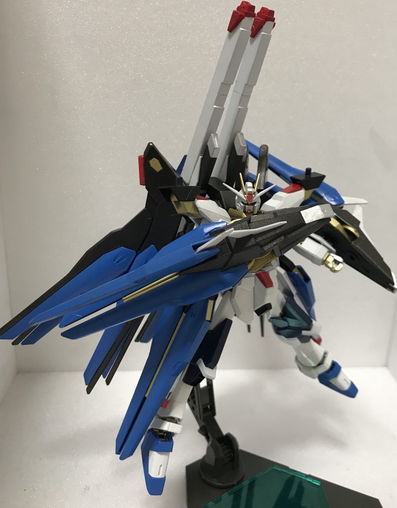 格闘兵装として使用する場合は
腕に装着してナックルの様に殴りかかる
まあ古典的といえば古典的かなw