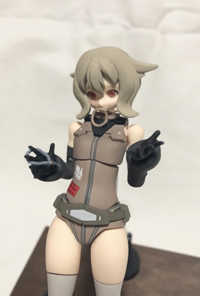 アトラお手製のブレスレットは木綿糸を編み、ビーズをつけて作りました。
色は三日月とアトラの2色展開。