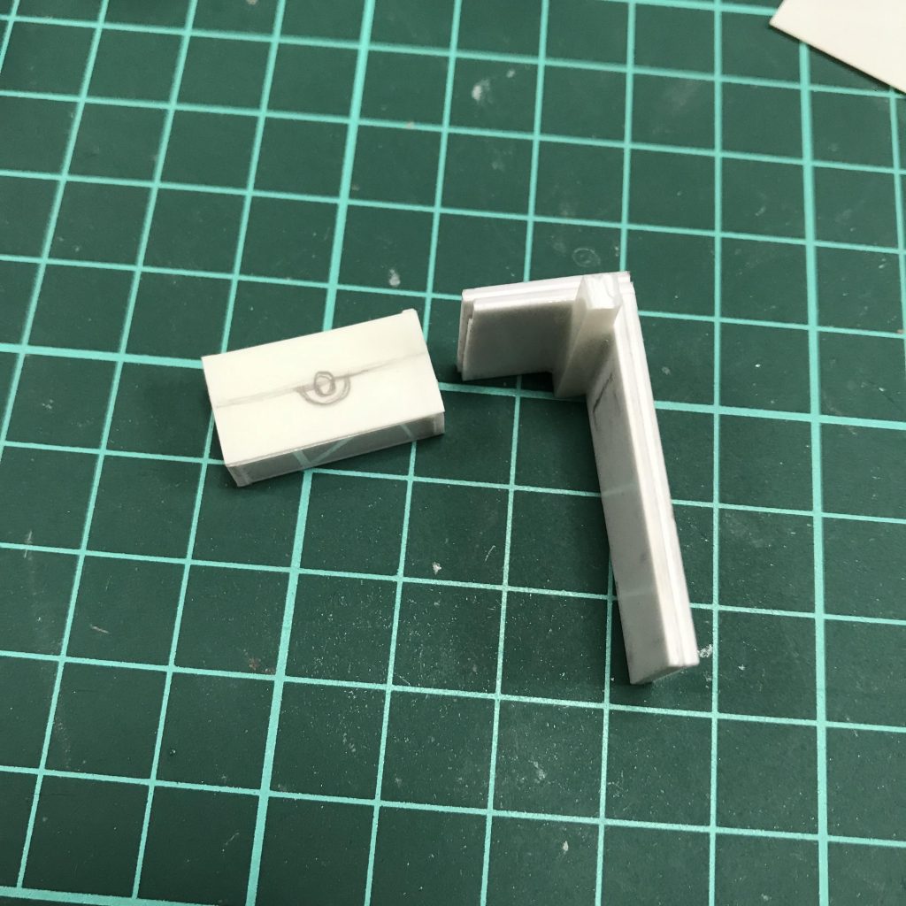 プラ板で作ったシールドとランドセル。
ランドセルは結果パテで蓋部分?を作りました!