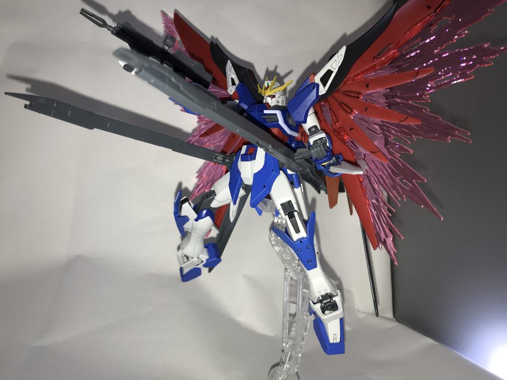 全ビーム同時発射です。
背面のビーム砲もダブルオースカイから持ってきており、グリップのサイズが合わなかった為結構削って持てるようにしました。