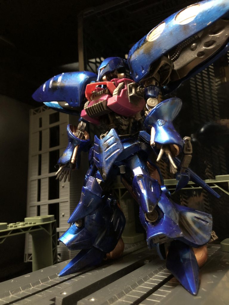 キュベレイ mk-ⅱ スカラファッジオ
形式番号 : AMX-004−2ECT
では、いつも通り機体解説から。
キュベレイ は、アクシズが開発したニュータイプ専用試作モビルスーツでジオン公国軍のニュータイプ専用モビルアーマー「エルメス」の後継機。
アクシズの摂政ハマーン・カーン様の専用機であり、彼女を象徴する機体でもある。
ハマーン様はアクシズの地球圏到達後、地球連邦軍との抗争は不可避と考え、連邦側のニュータイプへの対抗手段として自身の搭乗を前提としたニュータイプ専用機の開発を提唱。この時点でMAクラスの試作機が製作されていたが、ハマーン様は対MS戦闘に於いて機動性が劣ること指摘し、サイコミュシステム搭載のMS開発を強く希望した。