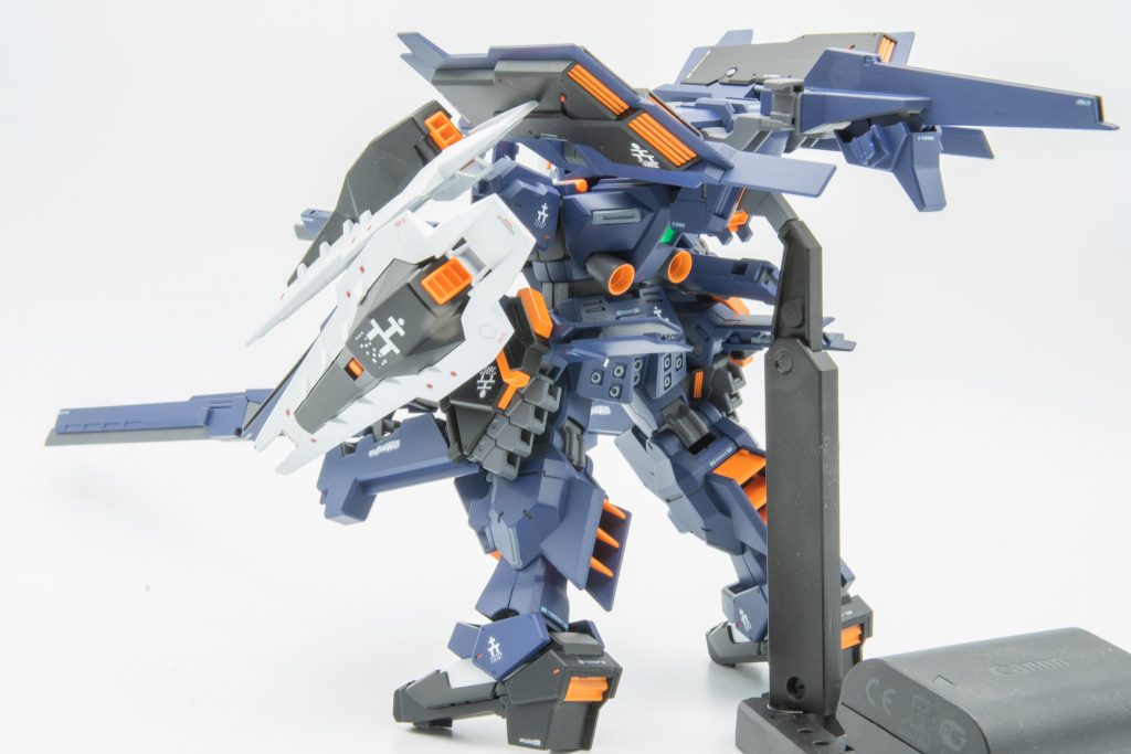 ガチャガチャしててカッコいい後ろ姿。
重しにしていたバッテリーが写ってしまってます・・・。