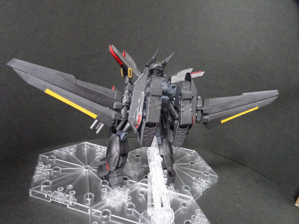 タイプRVの特徴的なフライトユニットも何とか再現。
ブースター部分はK社のパーツですが、ウイングはエールストライカーやギャラクシーブースターなどガンプラで補っています。