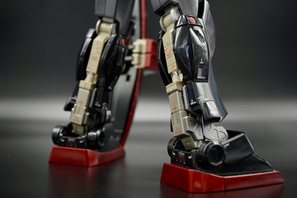 フレームはABSなので塗装は注意が必要。塗装によるパーツの破損が怖かったので、フレームにはなるべく手を付けず下地処理もせず合わせ目もそのまま。苦肉の策として合わせ目をパネルラインに見立てデカールで密度アップ。