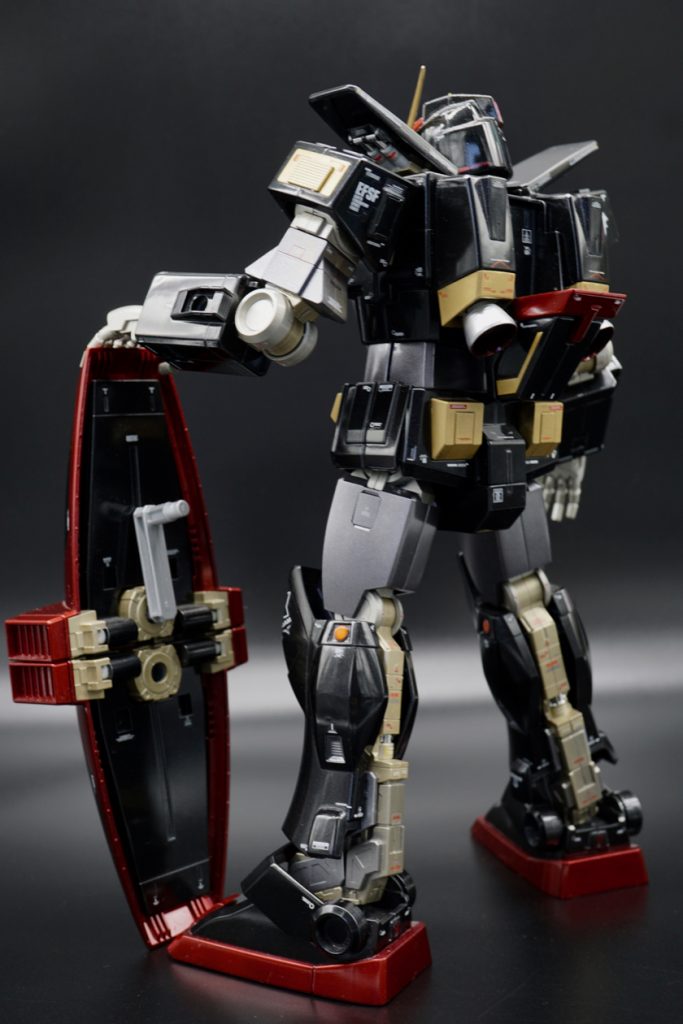 パーツはかなり大割なので製作自体はテンポ良く組む事が出来るどちらかというと簡単な部類のガンプラだと思うけど、かなり自由度が高いので塗装やディテールアップによって化けるとても面白いガンプラだと思います。