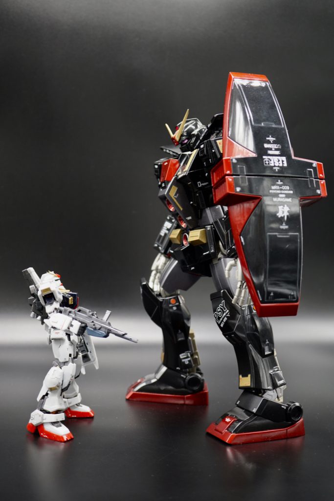 巨大なシールドは勿論左腕に装着可。普段は肩や腕のヘタリが心配なので腕から外してディスプレイ。